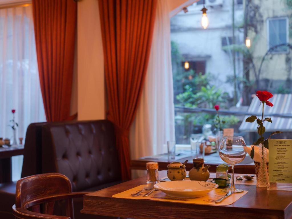 Noble & Swan Boutique Hotel Hanoi Buitenkant foto